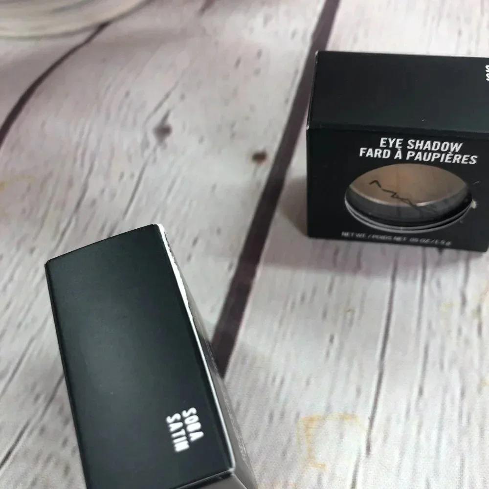 MAC eye shadow soda satin